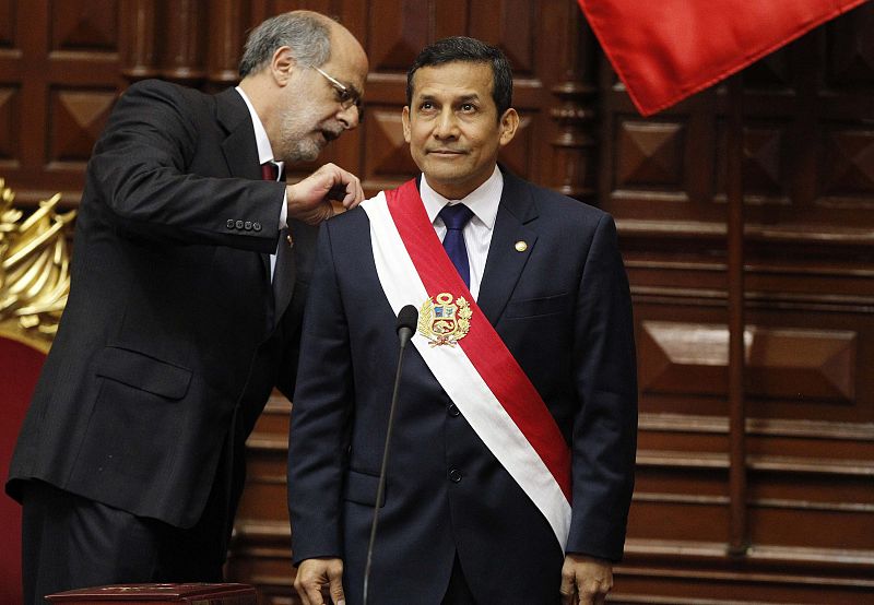 El presidente del Congreso de Perún coloca la banda presidencial a Ollanta Humala su jura como presidente