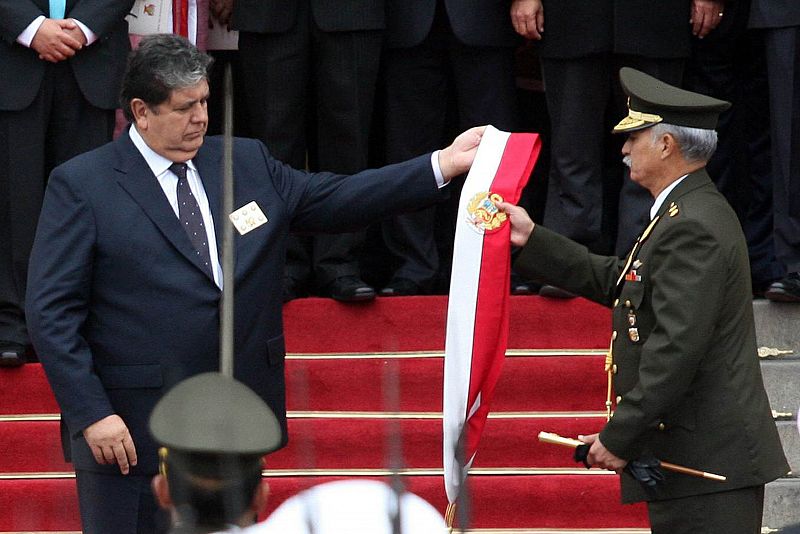 El presidente saliente, Alan García, entrega la banda presidencialASA