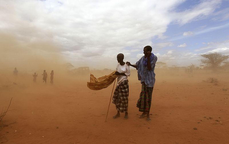 Nube de polvo en Dagahaley, Kenia, cerca de la frontera con Somalia.