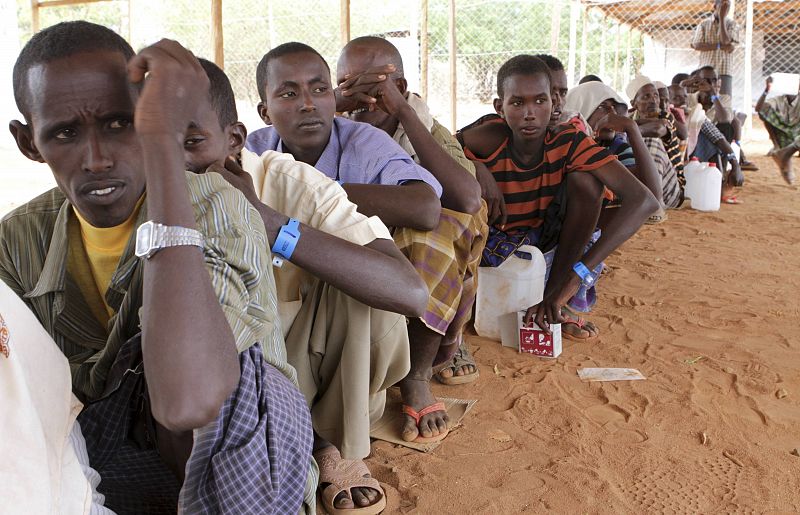 Refugiados esperando que les ofrezcan recursos y alimentos.