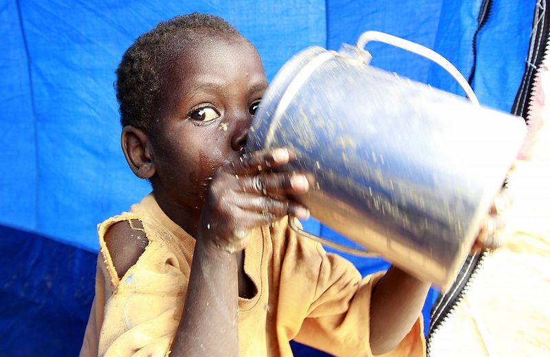 Un niño bebe en el campo de refugiados de Dadaab, donde hay 200.000 menores.