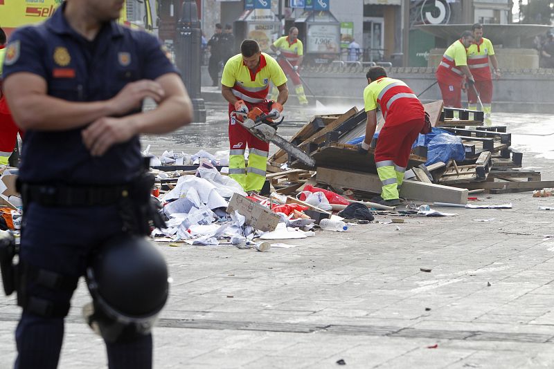 Los servicios de limpieza retiran el rastro de los indignados en Sol