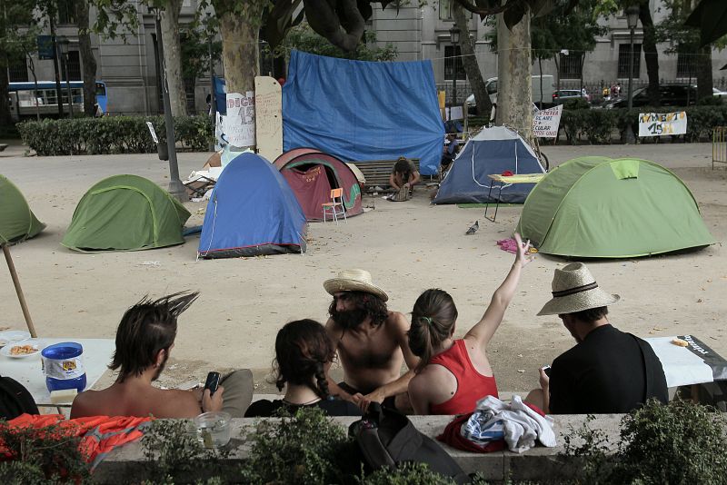 La policía desaloja el campamento del 15M del paseo del Prado