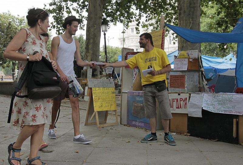 Lo policía desaloja el campamento de los indignados en el Paseo del Prado