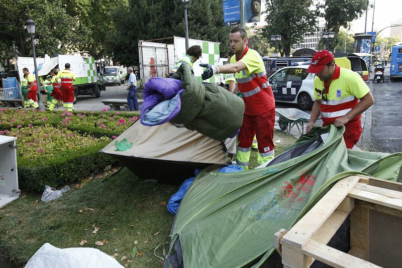 Los servicios municipales limpian la zona ocupada por el Movimiento 15M