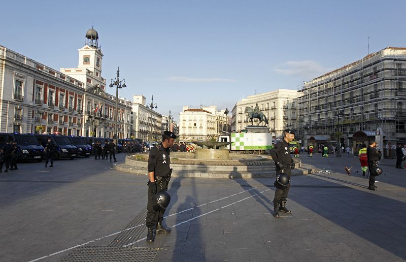 La policía acordona la zona ocupada por los indignados para su limpieza