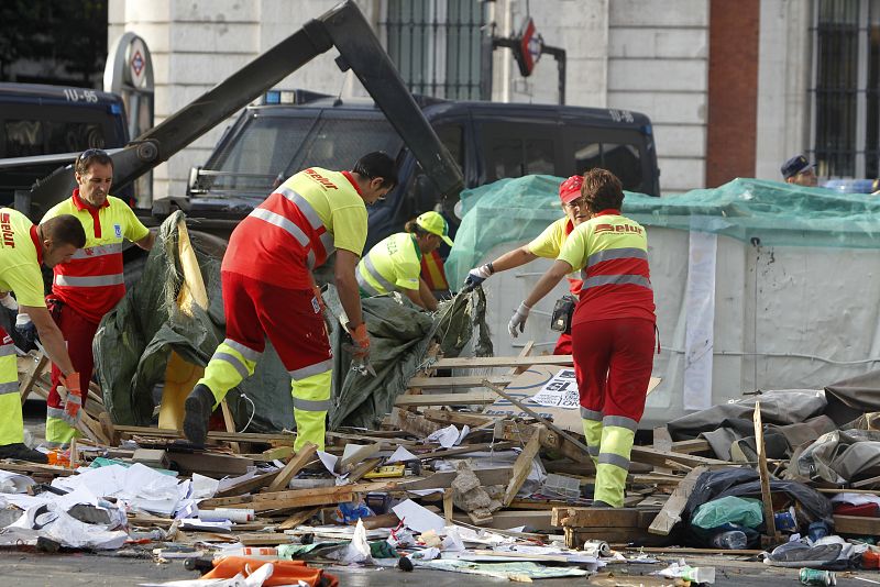 Los servicios de limpieza recogen los residuos de la acampada del 15M