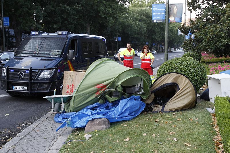 Los servicios de limpieza retiran los restos de los 'indignados'