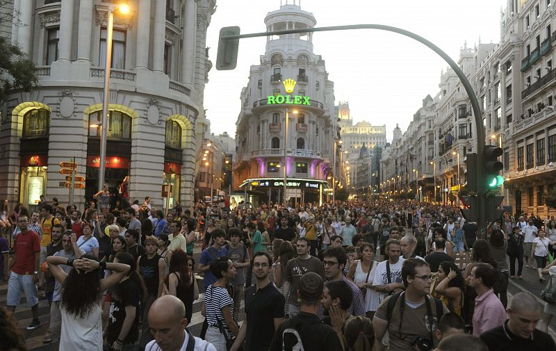 Decenas de indignados cortan la Gran Vía de Madrid tras los incidentes sucedidos esta tarde en la Puerta del Sol