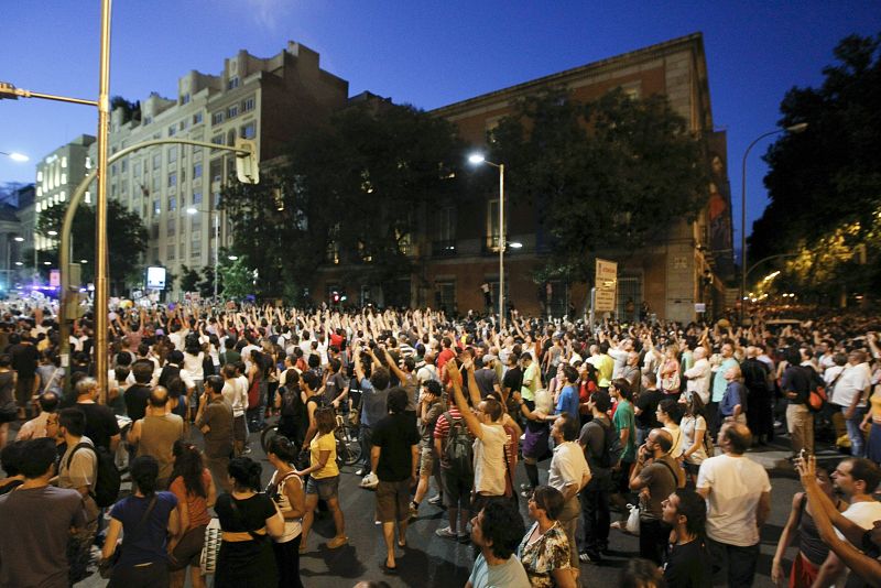 Varios grupos de indignados cortan la calle Carrera de San Jerónimo, tras el desalojo de Sol