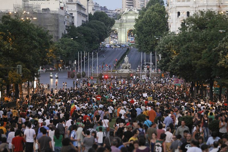 Grupos de indignados cortan la calle Alcalá de Madrid tras el desalojo de la Puerta del Sol