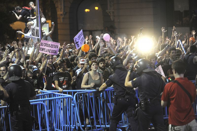 Cientos de indignados se manifiestan en la Carrera de San Jerónimo de Madrid, en las inmediaciones del Congreso de los Diputados