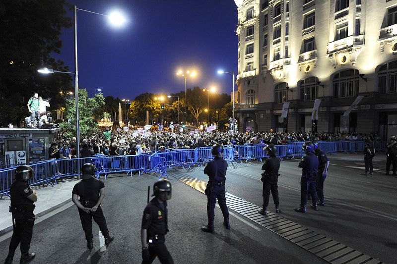 Cientos de indignados se manifiestan en la Carrera de San Jerónimo de Madrid, en las inmediaciones del Congreso de los Diputados