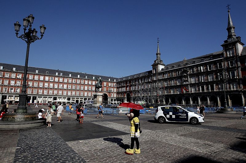 Vista general de la Plaza Mayor de Madrid después de que la Policía Municipal haya desalojado a la veintena de "indignados" que habían acampado esta noche después de la marcha que intentó ayer retomar la Puerta Sol.