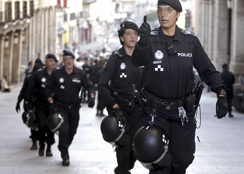 Vista general de la Plaza Mayor de Madrid después de que la Policía Municipal haya desalojado a la veintena de "indignados" que habían acampado esta noche después de la marcha que intentó ayer retomar la Puerta Sol.