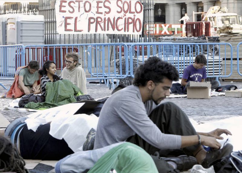 Un grupo de indignados decidió pasar la noche tras la marcha convocada tras el desalojo de los últimos de Sol
