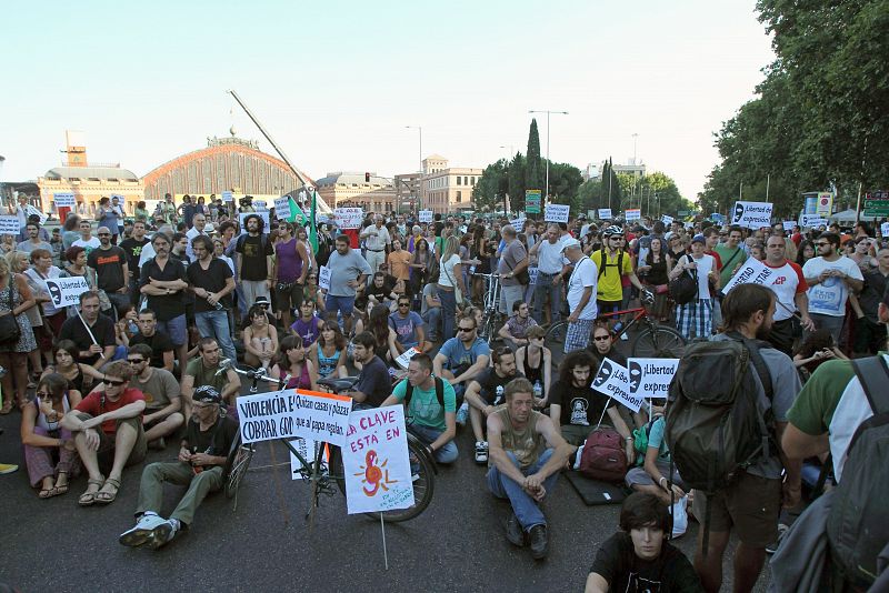 LOS "INDIGNADOS" ACUERDAN EN ASAMBLEA IR A LAS 20:00 DESDE ATOCHA HASTA SOL