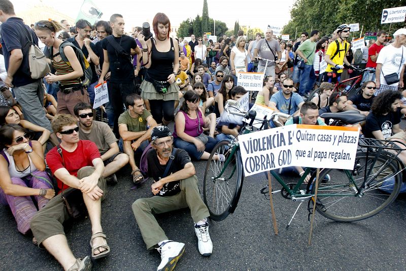 LOS "INDIGNADOS" ACUERDAN EN ASAMBLEA IR A LAS 20:00 DESDE ATOCHA HASTA SOL