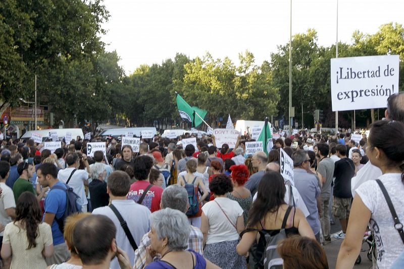 Cientos de indignados del movimiento 15M se manifiestan camino de Atocha, en Madrid.