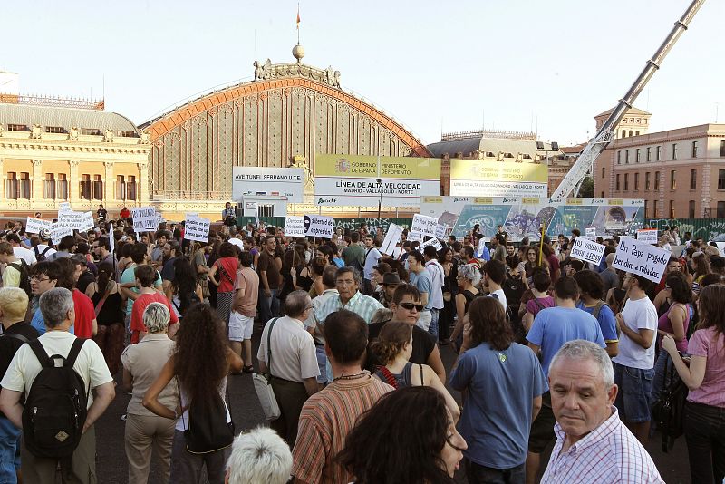 Cientos de indignados del movimiento 15M se concentran en la plaza de Atocha.