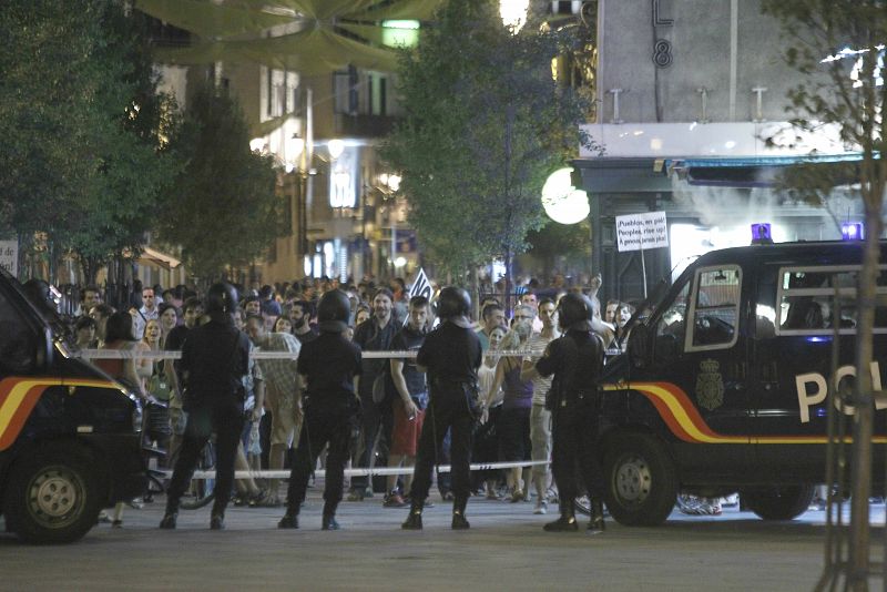 Grupos de indignados en las proximidades de la Puerta del Sol durante la manifestación del movimiento 15M iniciada en la plaza de Atocha