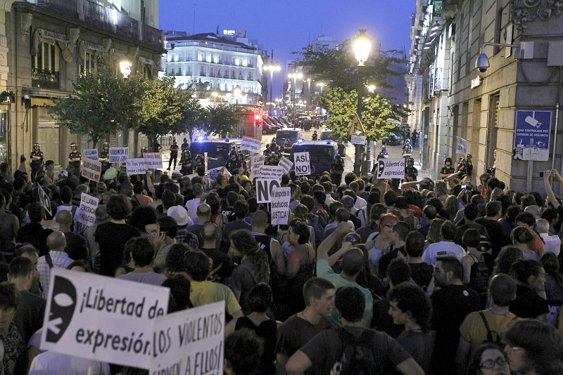 Decenas de indignados han acudido a la Puerta del Sol, en apoyo del movimiento 15M
