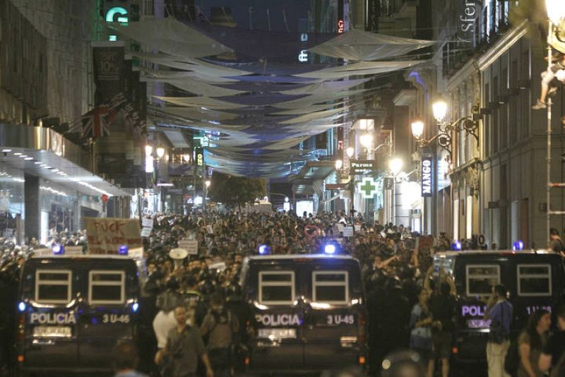 Los indignados han llenado la calle Preciados, durante la manifestación del movimiento 15M iniciada en la plaza de Atocha