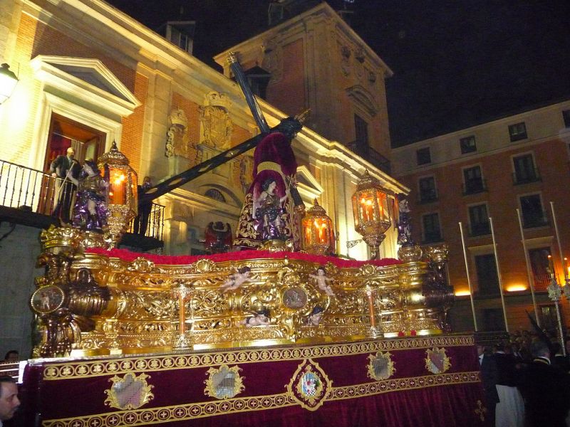 5ª Estación: "Jesús cargado con la Cruz"