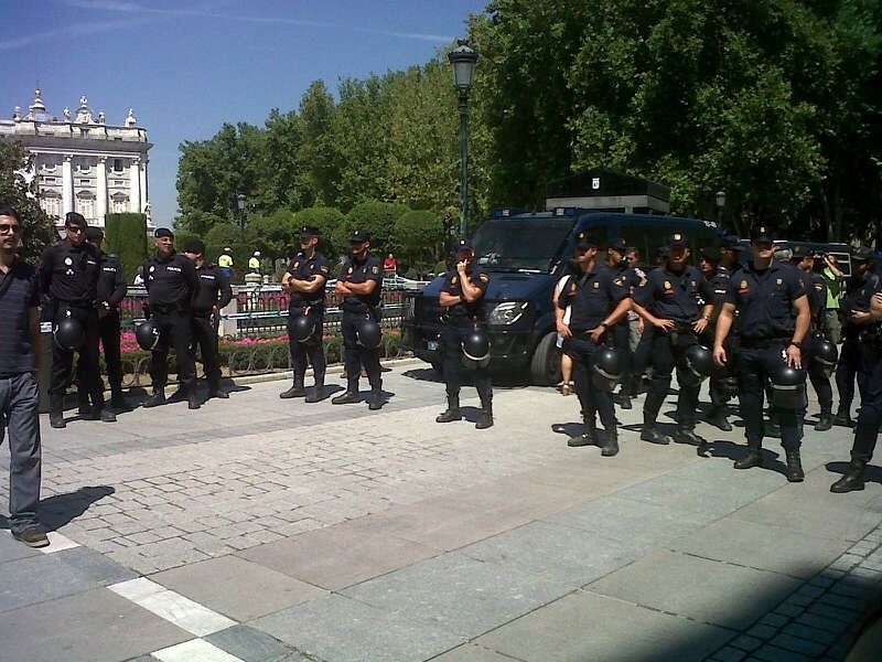 La polícia mantiene el cordón frente al Palacio Real de Madrid