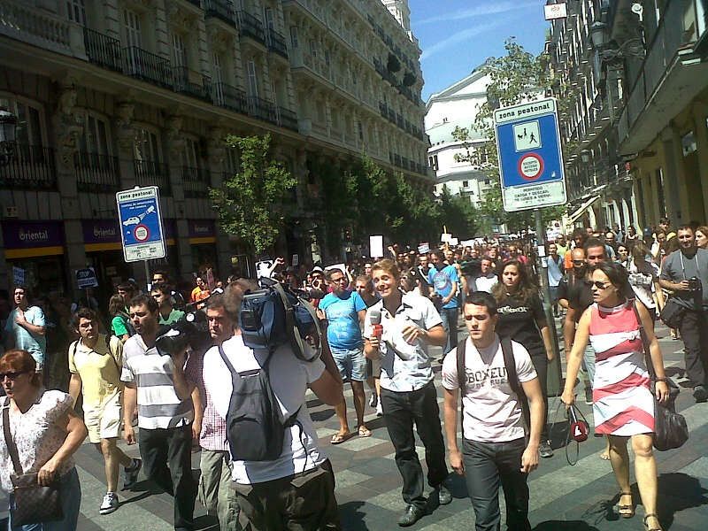 Un grupo de indignados se dirige hacia Sol