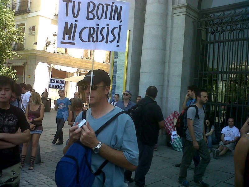 Un indigando expresa su rechazo a los beneficios de la banca