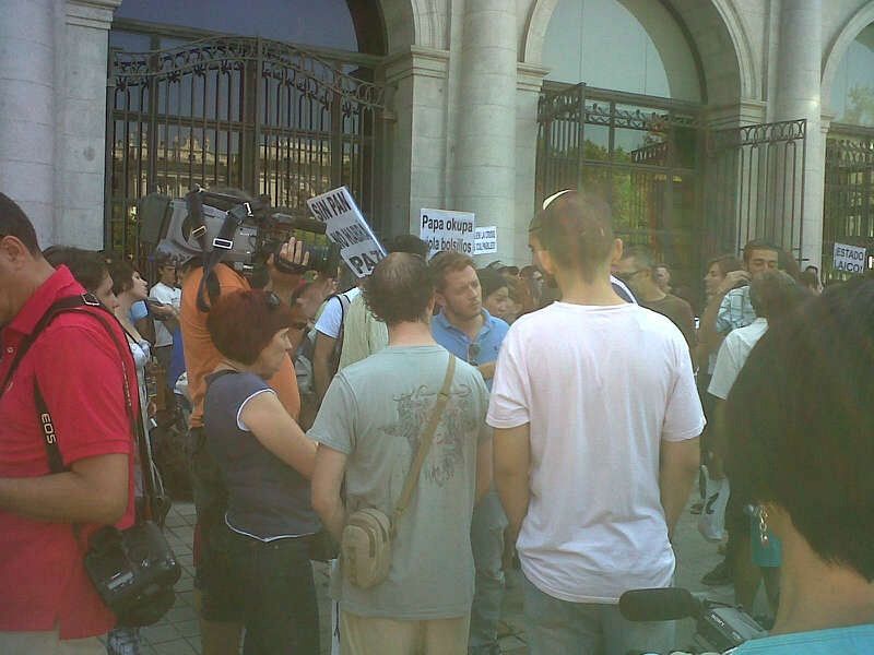Un grupo de indignados se reune a las puertas del Teatro Real de Madrid