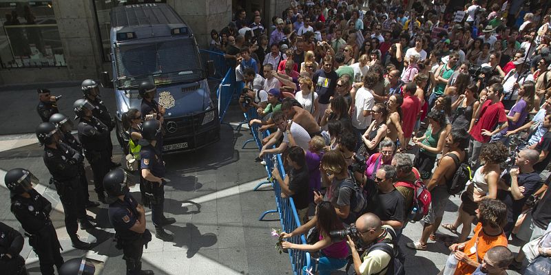 Es el tercer día que los manifestantes del Movimiento 15M intentan entrar en Sol tras ser desalojados de la plaza madrileña