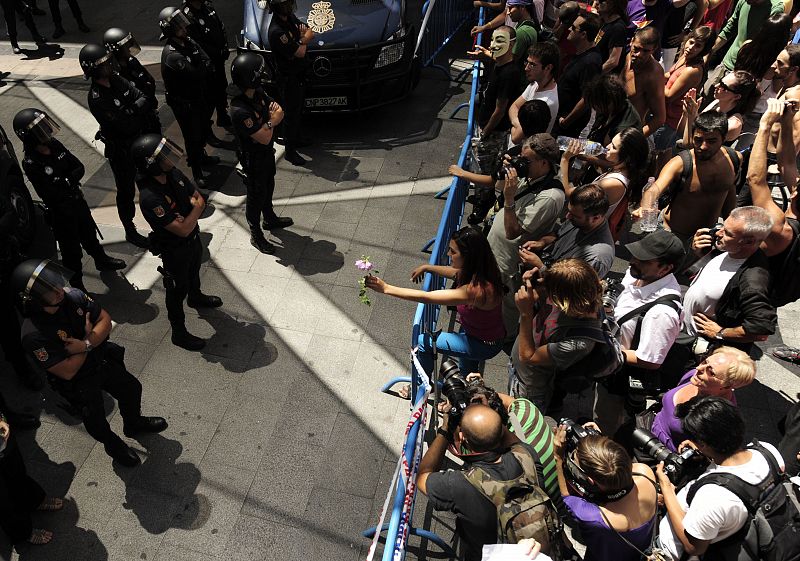 Los manifestantes se concentran en la comercial calle de Preciados para intentar entrar en Sol