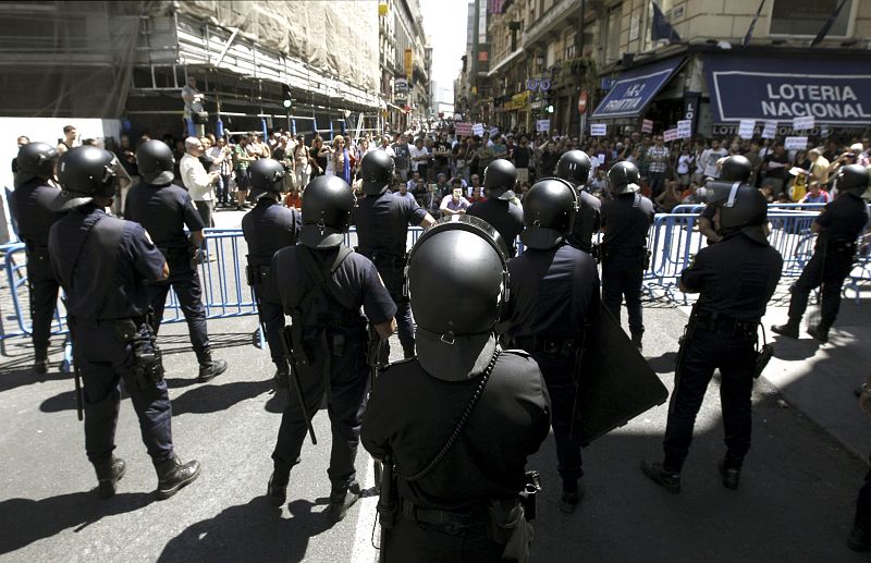 Vista de la concentración de los "indignados" este mediodía en el inicio de la Carrera de San Jerónimo, en su confluencia con la Puerta del Sol