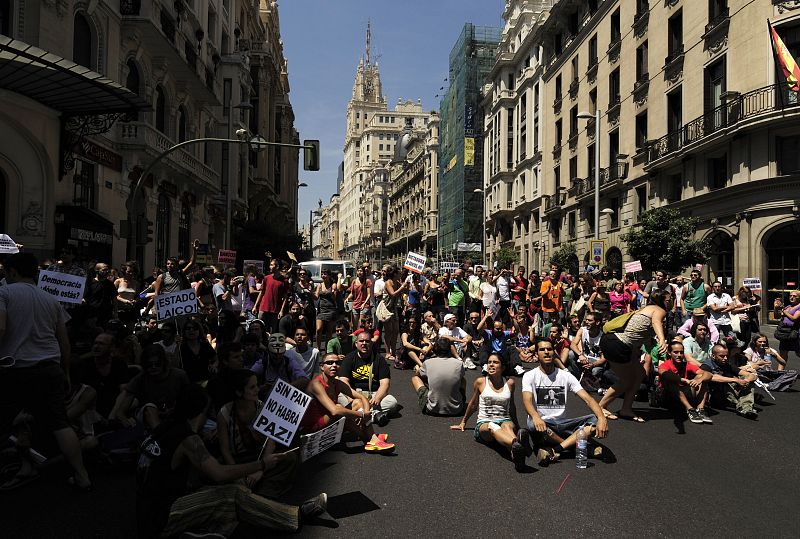 La manifestantes han cortado el tráfico en Gran Vía, una de las calles céntricas de Madrid