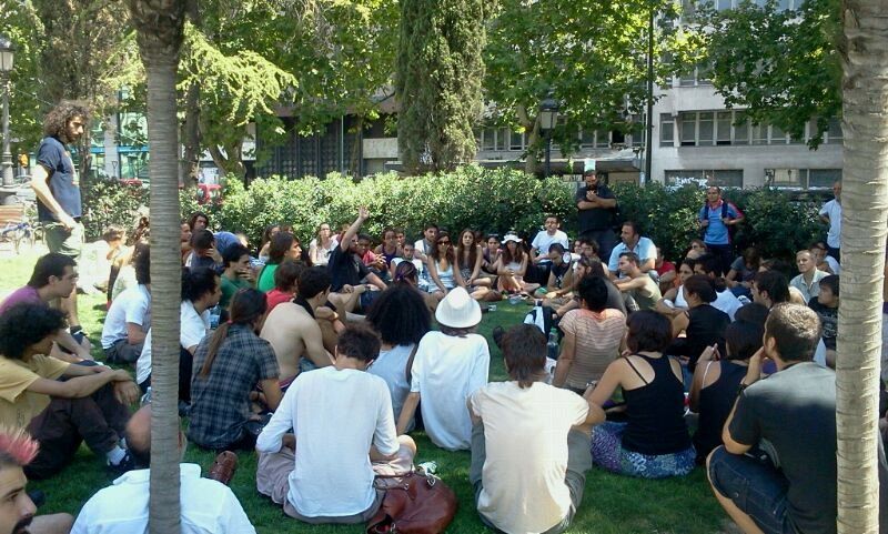 Indignados reunidos tras no poder entrar en Sol por la mañana