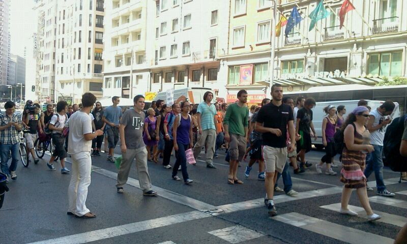 Los indignados avanzan por Gran Vía hacia la Puerta del Sol, en Madrid