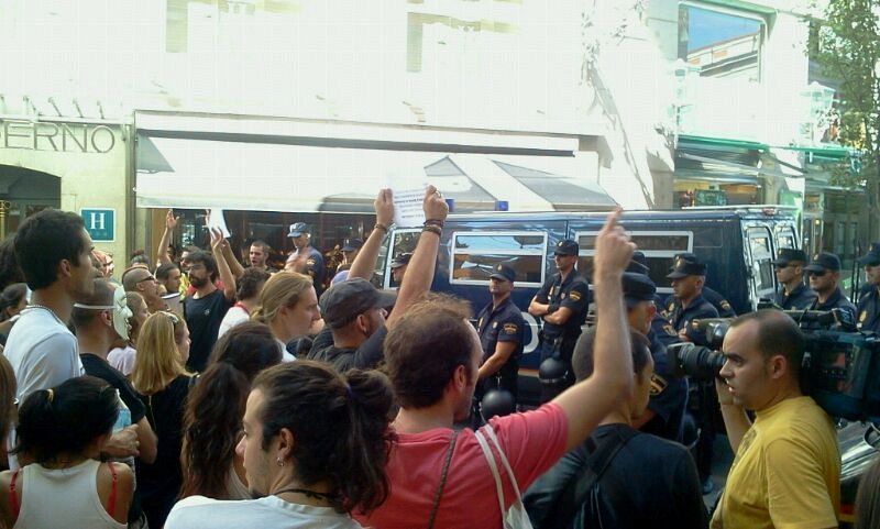 Un grupo de indignados frente a la polícia en las inmediaciones de Sol