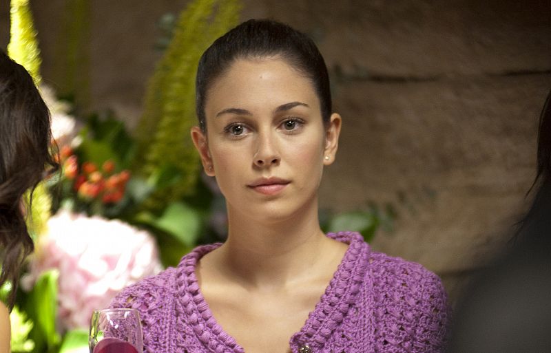 Norma (Blanca Suárez) es la hija del doctor Ledgard, que conoció a Vicente antes del fatídico día en el que emprendió un camino sin regreso.