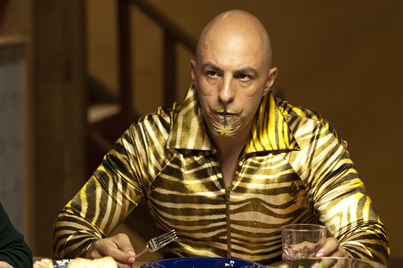 El actor Roberto Álamo es Zeca, el  hermano de Robert. Desde su juventud, Zeca se pasó la vida en la calle, delinquiendo y traficando con drogas.