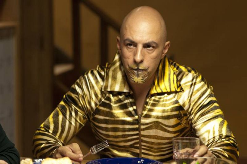 El actor Roberto Álamo es Zeca, el  hermano de Robert. Desde su juventud, Zeca se pasó la vida en la calle, delinquiendo y traficando con drogas.