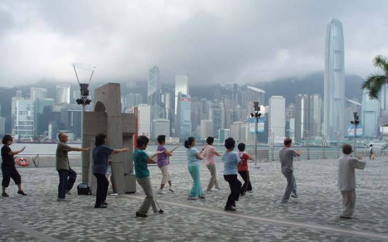 Hay clases de tai chi para todo el que quiera apuntarse en parques y espacios públicos