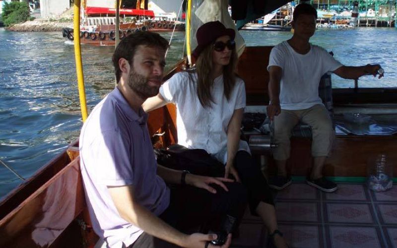  En un junco, Miguel y Ana recorrieron en Aberdeen uno de los escenarios de 'El mundo de Suzie Wong'