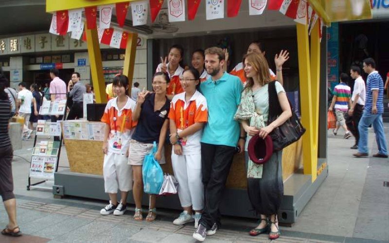 En cada sitio les pedían a Miguel y a Ana si podían hacerse una foto con ellos