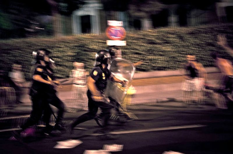 La polícia persigue a los indignados frente al ministerio del Interior