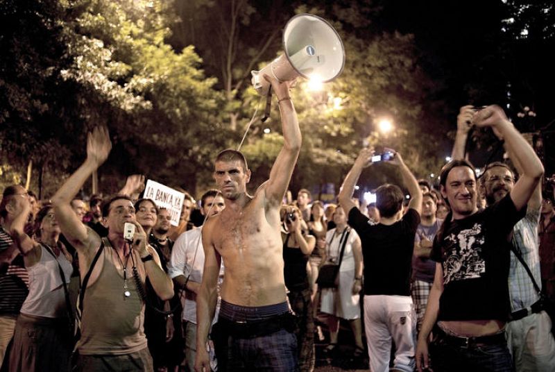 La cabeza de la marcha lanza consignas a los manifestantes