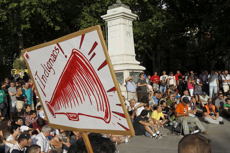 Un grupo de 'indignados' celebra una asamblea en la madrileña Cuesta de Moyano, antes de las manifestación.