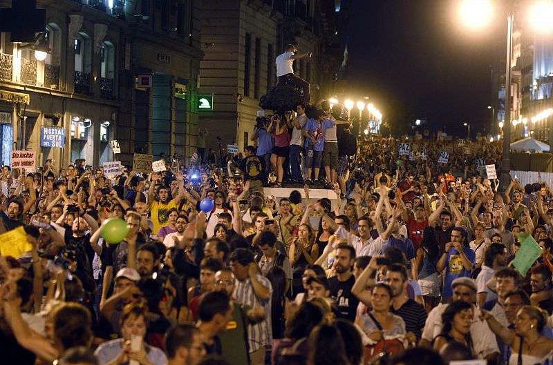 Parte de los manifestantes del movimiento 15M, que han llenado la Puerta del Sol este viernes.