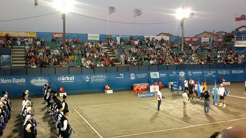 Trofeo Juan Avendaño: Es el único torneo que se juega en pista de arena en la playa de Luanco, Asturias. Espectacular.